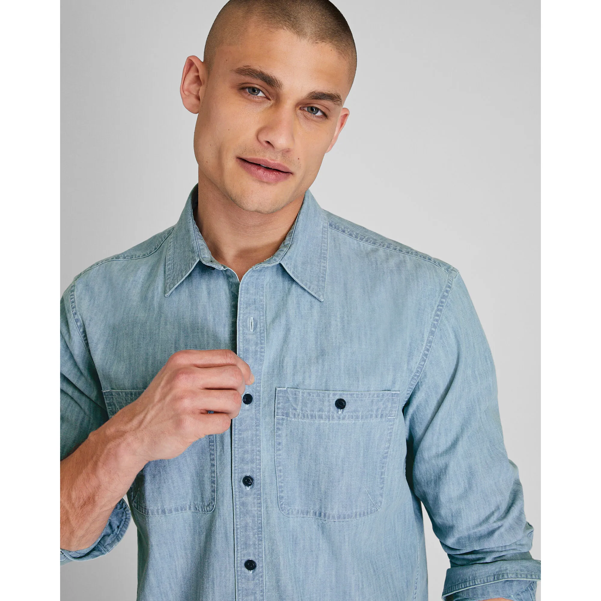 Club Monaco Men Long Sleeve Button Down Chambray Workshirt