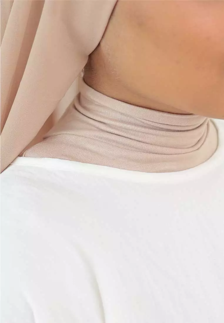 ELZARITHA. BEIGE HALF TURTLE INNER NECK